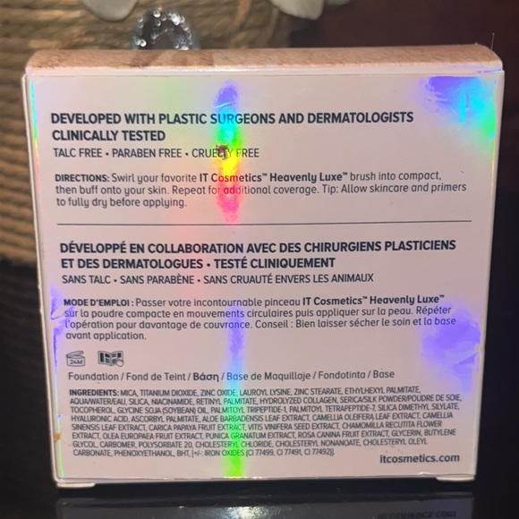 IT CELEBRATION FOUNDATION ILLUMINATION full coverage anti-aging hydrating powder - Picture 3 of 7